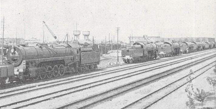 p. 5, le locomitive nel parco ferroviario di Salonicco